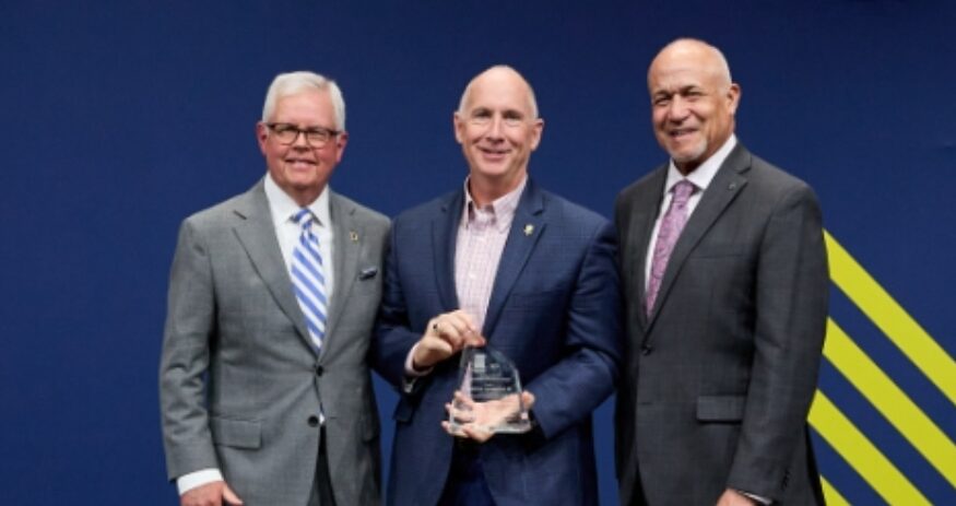 Dave Edwards, president and CEO of GSP, accepts the award from Kevin Burke, president and CEO ACI-NA and Kevin Dolliole, chair of the ACI-NA Board of Directors. (Photo/ACI-NA)